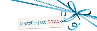 Oktoberfest kurdelesi mavi ve beyaz kareli desenli ve asma etiketli mavi kurdeleli ve oktoberfest 2025 harfli.