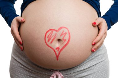 Karnına kalp çizimi olan hamile bir kadının beyaz arka planda izole edilmiş sevgi dolu anne konsepti.