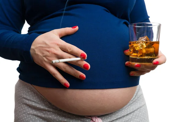 作为不健康怀孕概念 在白人背景下隔离持有香烟和威士忌的孕妇的特写 — 图库照片