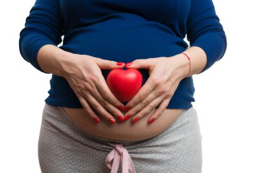 Müstakbel annenin elinde kalp oyuncağı tutarken beyaz arka planda izole edilmiş aşk konsepti.