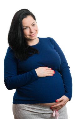 Mutlu gülümseyen müstakbel anne karnını tutarak dokuz aylık hamilelik kavramını beyaz stüdyo arka planında izole etti.