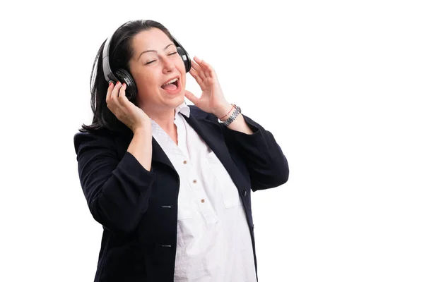 Szczęśliwa Kobieta Przedsiębiorca Noszenia Strój Biurowy Słuchanie Muzyki Słuchawkach Śpiew — Zdjęcie stockowe