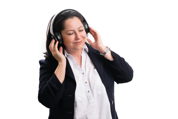Bizneswoman Radosnym Wyrazem Twarzy Relaks Biurze Słuchanie Muzyki Dotykając Słuchawki — Zdjęcie stockowe