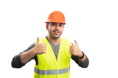 Dost canlısı erkek müteahhit gülümseyen üniformalı turuncu güvenlik kaskı ve yeleği beyaz arka planda izole edilmiş bir jest gibi çift başparmak yukarı gösteriyor.