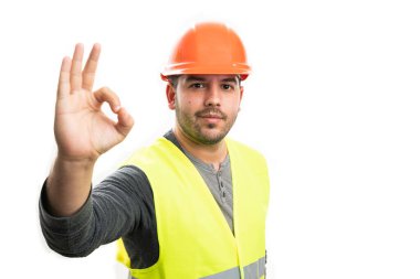 Arkadaş canlısı gülümseyen bir yetişkin adam telif uzayı beyaz stüdyo arka planında izole edilmiş parmaklarını kullanarak iyi bir hareket gösteriyor.