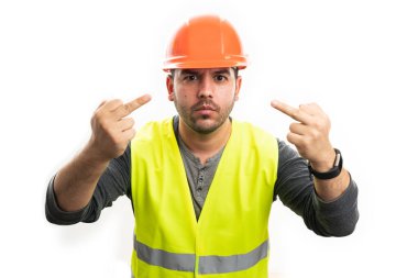 Flüoresan yelek giyen erkek müteahhit ve kızgın deli ifadeli kasket beyaz arka planda izole edilmiş iki çift orta parmak saldırgan hareket gösteriyor.