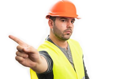 İş kıyafeti ve kask giyen ciddi bir erkek müteahhit, beyaz arka planda işaret parmağı olan yasak bir hareketi yasaklıyor.