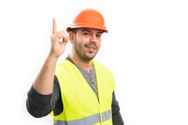 Mutlu yetişkin inşaatçı parlak bir fikir jesti yapıyor işaret parmağı beyaz stüdyo arka planında izole edilmiş şekilde gülümsüyor.