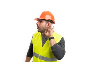 Meraklı bir erkek müteahhit olan yetişkin model, beyaz stüdyo arka planında elden kulağa gizlice dinleme hareketi yapıyor.