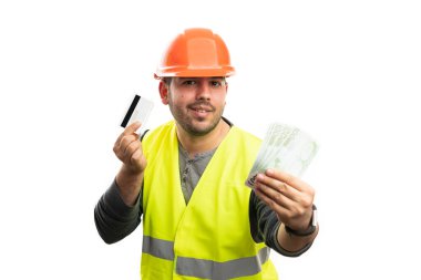 Erkek müteahhit gülümseyen nakit para banknotları sunan ve beyaz stüdyo arka planında izole maaş kavramı olarak banka kredi veya banka kartı tutan