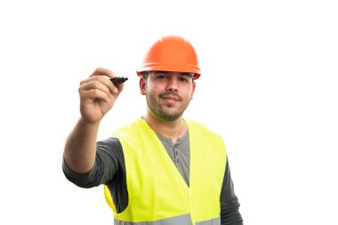 Telif uzayı üzerinde işaretleyici tutan gülümseyen yapıcı