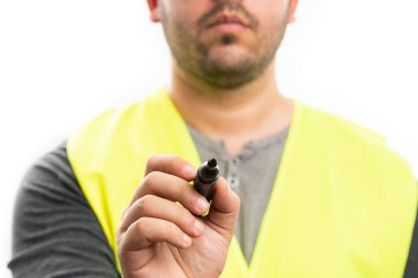 Sarı floresan yelek giyen erkek müteahhitlerin yakın plan çekimleri, beyaz arka planda izole edilmiş metinler için telif boşluğunda siyah işaretleyici taşıyor.