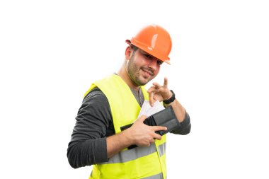 Güvenlik teçhizatı takan turuncu kasklı ve floresan yelek giyen erkek müteahhit, beyaz stüdyo arka planında izole edilmiş işçi maaşı konsepti olarak deri cüzdandan nakit para gösteriyor.