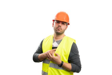 Ciddi müteahhit, beyaz stüdyo arka planında izole edilmiş güvenlik floresan iş yeleğinde nakit para maaşı ve deri cüzdan saklayan işçi ticareti yapıyor.