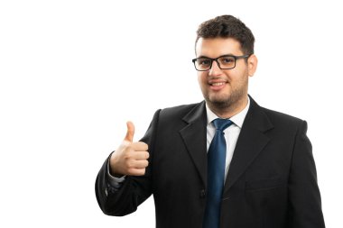 Yetişkin erkek girişimci, gözlük takıyor ve ofis elbisesi giyiyor. Gülümsüyor, başparmak hareketi yapıyor. Telif alanı beyaz arka planda izole edilmiş.