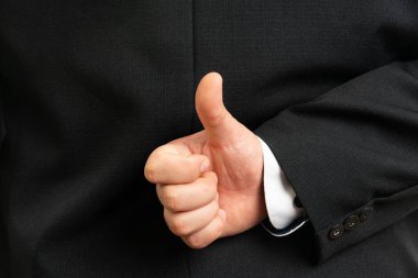 Beyaz stüdyo arka planında izole edilmiş bir jest gibi görünen resmi şık takım elbiseli iş adamlarının yakın çekimi.
