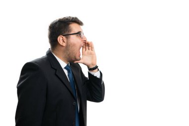 Yetişkin erkek girişimci ofis kıyafeti ve gözlük takıyor. Beyaz arka planda izole edilmiş reklamlar için boş telif aletiyle bağırıyor ya da bağırıyor.