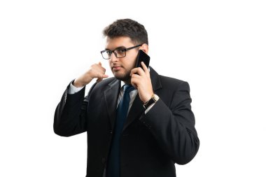 Akıllı ofis elbisesi giyen bir iş adamı akıllı telefondan konuşuyor. Bana parmaklarını beyaz stüdyo geçmişinde izole bir şekilde hareket ettiriyor.