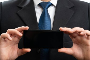 Beyaz arka planda izole edilmiş reklam şirketi konsepti olarak yetişkin iş adamlarının sahip olduğu boş telif alanının yakın plan görüntüsü.