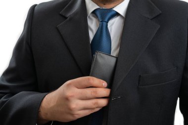 Yetişkin iş adamlarının göğüs cebine deri cüzdan saklaması beyaz stüdyo arka planında izole edilmiş sıradan bir şirket konsepti.