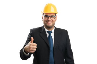 Dost canlısı erkek müteahhit ya da mühendis iş kıyafetleri içinde gülümsüyor.