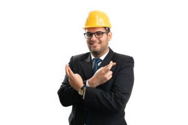 Neşeli müteahhit ya da mimar güvenlik kaskı takıyor. Çift parmak yapıyor. İyi şanslar.