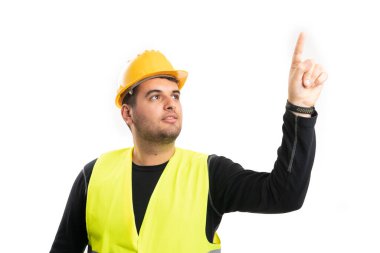 Erkek işçiler için çalışan inşaatçının işaret parmağı, beyaz stüdyo arka planında izole edilmiş şeffaf ekran hareketlerine dokunuyor.
