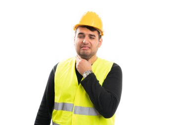 Yetişkin erkek müteahhit iş aletleri sarı başlık ve soğuk algınlığı belirtileri gösteren floresan yelek beyaz arka planda izole edilmiş boğaz kavramı.