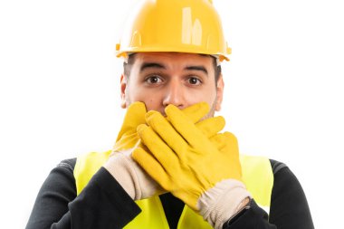 Beyaz stüdyo arka planında izole edilmiş ağız kaplayan koruyucu şapkalı ve iş eldivenli erkek müteahhit yakın plan.