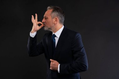 Takım elbiseli olgun bir işadamı, 