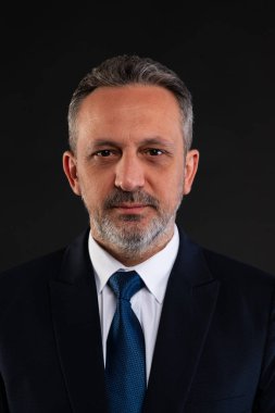 Olgun bir iş adamının yan görüntüsü şeflerin öpüşme hareketlerini gözleri kapalı yapıyor, profesyonel bir ortamda mükemmelliğini veya memnuniyetini ifade ediyor..