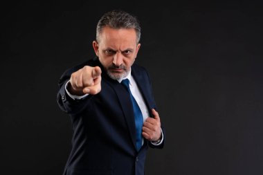 İleri görüşlü, otoriteyi, liderliği, sorumluluğu veya doğrudan iletişimi işaret eden takım elbiseli olgun iş adamı.