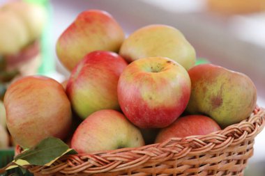 Bir sürü mevsimlik taze meyve sergilenen sonbahar konsepti, açık hava çekimi.