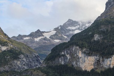 İsviçre Alplerinden çarpıcı manzara resmi, genel görünüm