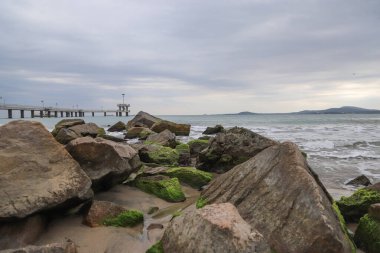 Bulgaristan 'ın Burgaz kenti yakınlarındaki Karadeniz kıyılarından deniz manzarası genel görünüm