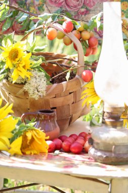 Kırsal konsept, eski bir klasik sandalye, bir sürü kır çiçeği ve güzel bir yaz bahçesinde çekilmiş bir buket ayçiçeği.