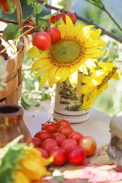 Kırsal konsept, eski bir klasik sandalye, bir sürü kır çiçeği ve güzel bir yaz bahçesinde çekilmiş bir buket ayçiçeği.