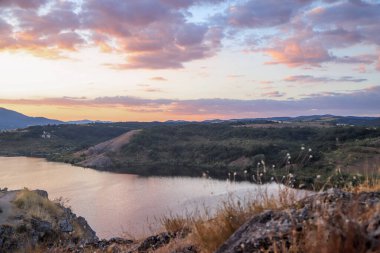 Bulgaristan 'daki muhteşem Pchelina Barajı' nın gün batımı manzarası, pek çok renkle genel görünüm