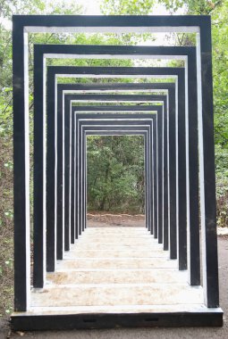 Arka plan veya doku olarak siyah çizgileri olan metal yapı, şehir parkında açık hava çekimi