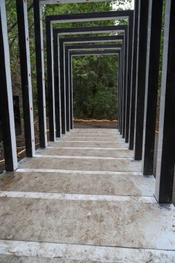 Arka plan veya doku olarak siyah çizgileri olan metal yapı, şehir parkında açık hava çekimi