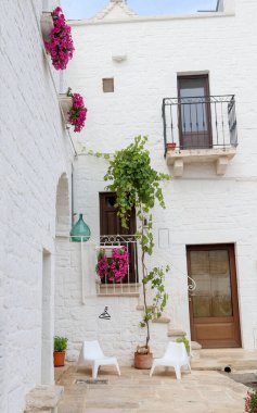 Ünlü İtalyan Trulli Evi 'nin resmedilmiş bir görüntüsü. Alberobello kasabası, genel bir manzara.