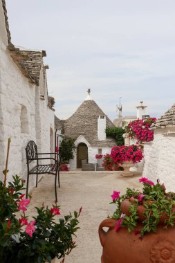 Ünlü İtalyan Trulli Evi 'nin resmedilmiş bir görüntüsü. Alberobello kasabası, genel bir manzara.