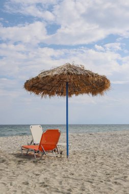 Yunanistan 'ın Paralia kenti yakınlarındaki Ege Denizi üzerinde güneşli ve güneşli yaz manzarası 