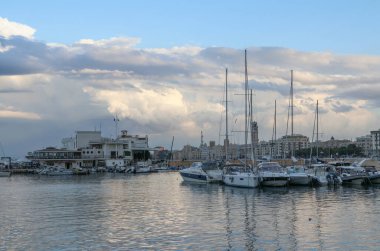 İtalya 'daki Bari Limanı' na demirlemiş bir sürü tekne ve gemiyle deniz manzarası, genel görünüm
