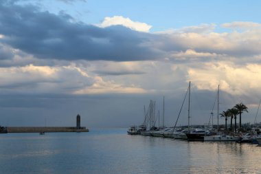 İtalya 'daki Bari Limanı' na demirlemiş bir sürü tekne ve gemiyle deniz manzarası, genel görünüm