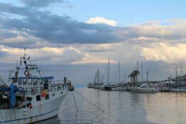 İtalya 'daki Bari Limanı' na demirlemiş bir sürü tekne ve gemiyle deniz manzarası, genel görünüm