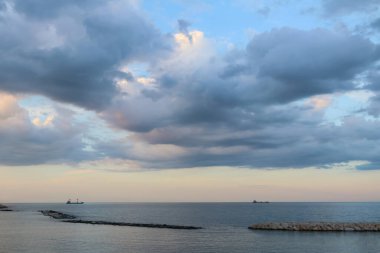İtalya 'daki Bari Limanı' na demirlemiş bir sürü tekne ve gemiyle deniz manzarası, genel görünüm