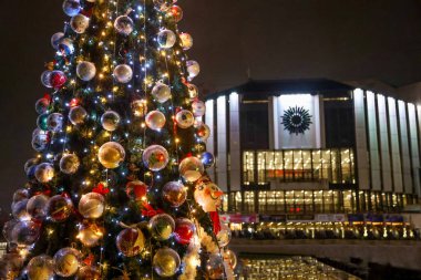 Bulgaristan 'ın başkenti Sofya' daki Ulusal Kültür Sarayı etrafındaki Noel ışıkları, gece çekildi