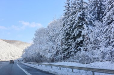 Ocakta güzel bir kar gününde Kışın ortasında