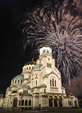 Bulgaristan 'ın Sofya kentindeki kötü şöhretli Alexander Nevsky Katedrali üzerine havai fişeklerle yapılan gece kutlamaları 